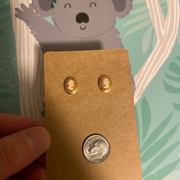 🌛🌜Beautiful cameo studs - new - Picture 5 of 6